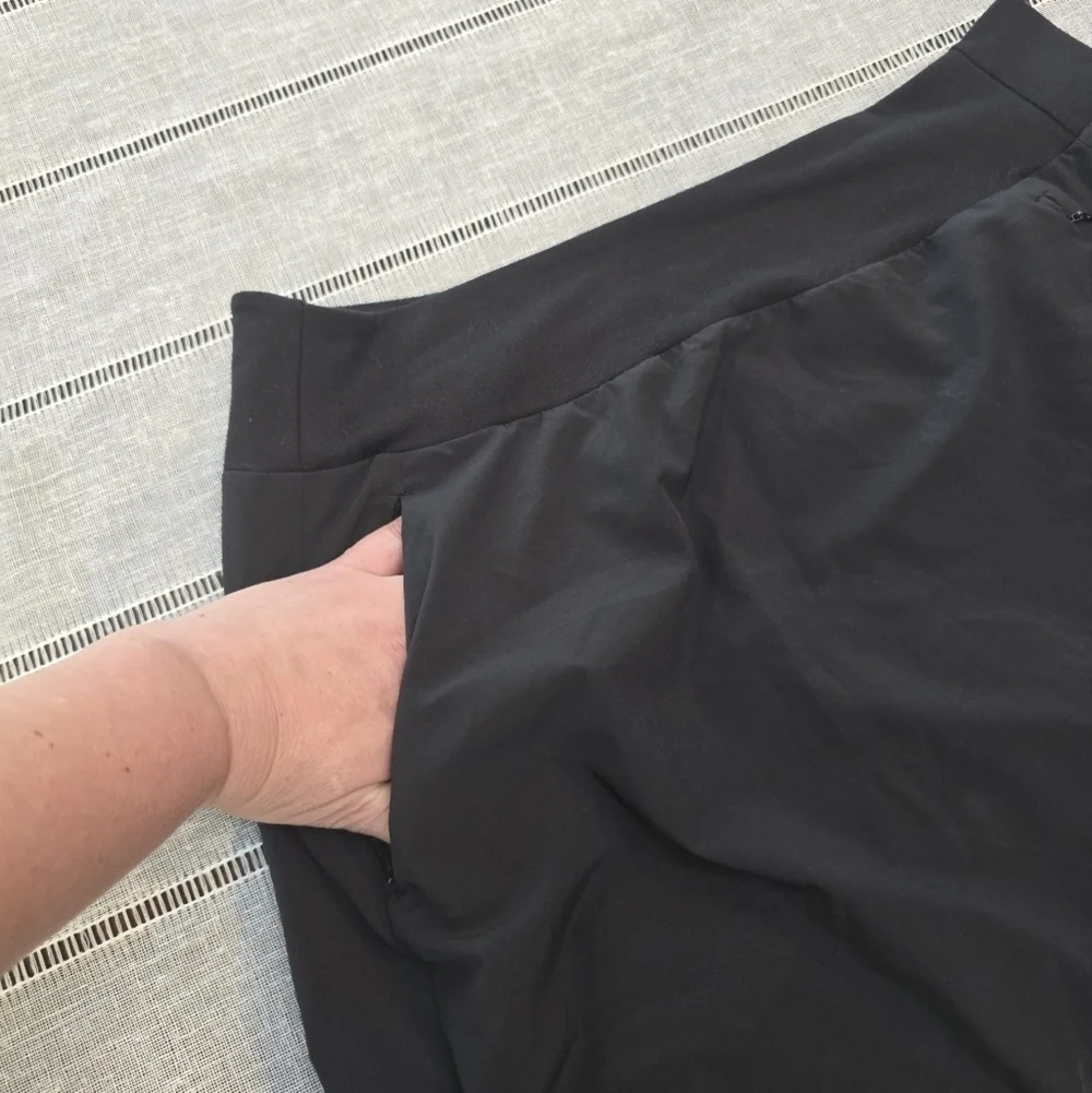 Athleta Womens Black Soho Skort Size 8 Secure Pockets Zip Skirt Casual